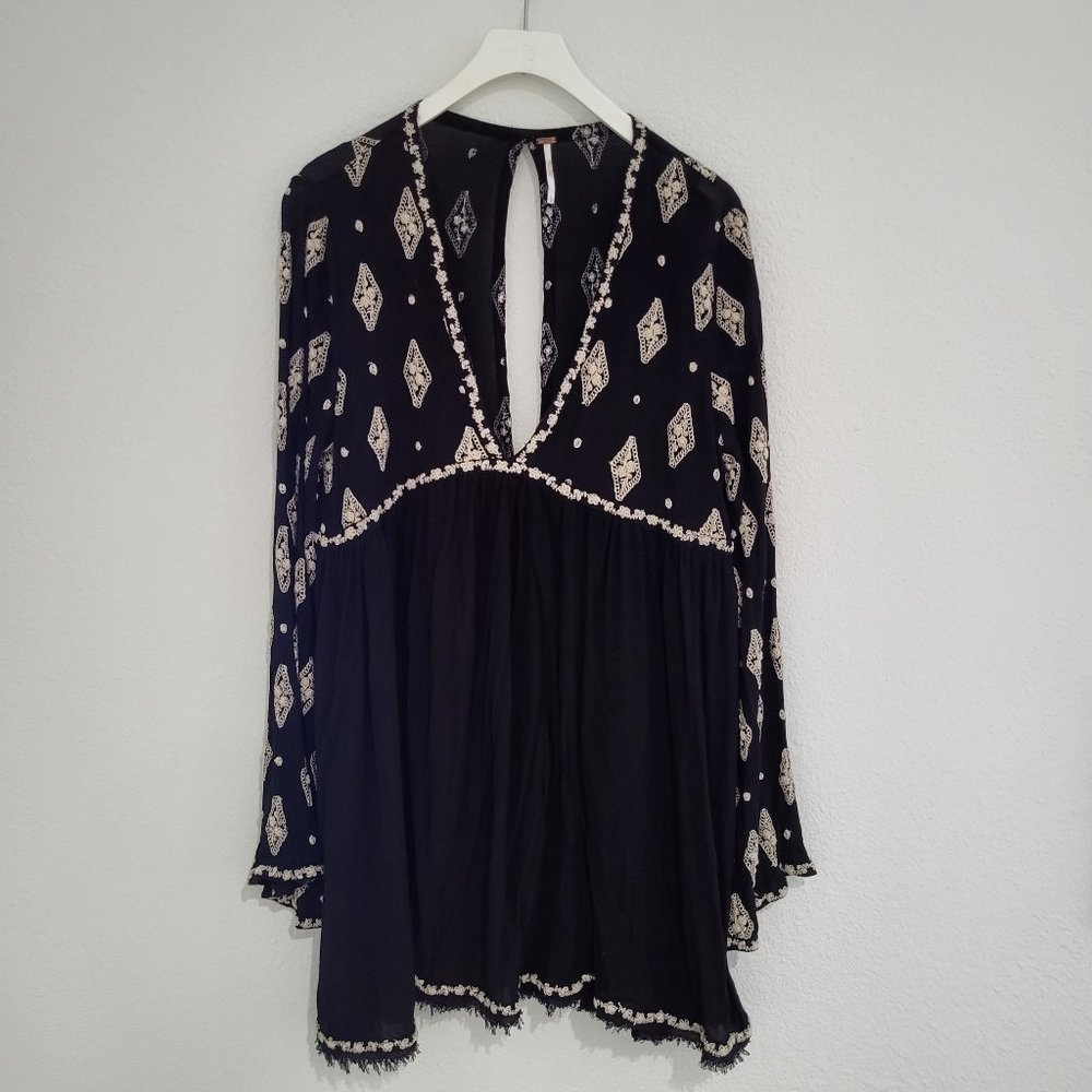 FREE PEOPLE Diamond Embroidered Bell Sleeve Top Black/White SZ L - Picture 2 of 10